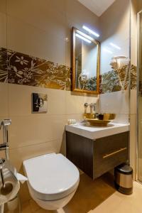 阿尔及尔Hotel Best Night 2的浴室配有白色卫生间和盥洗盆。