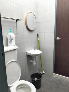 日得拉Mahzan Homestay的一间带卫生间、水槽和镜子的浴室
