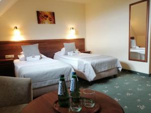 切拉季莱塞斯基酒店的酒店客房带两张床,桌子上放着两杯饮料