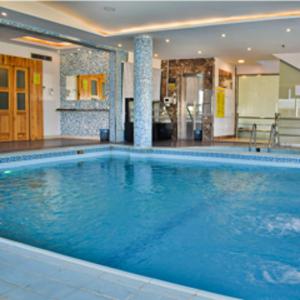 奈季兰The District Hotel Najran的大楼里的一个大型蓝色游泳池