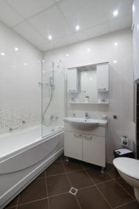 希科尔皮诺夫西Infinity View Shkorpilovci的带浴缸、水槽和淋浴的浴室
