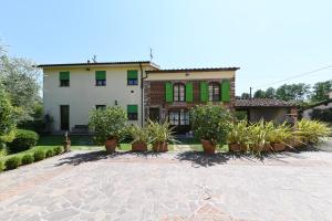 卡潘诺里Agriturismo Corte Stefani的前面有盆栽植物的房子