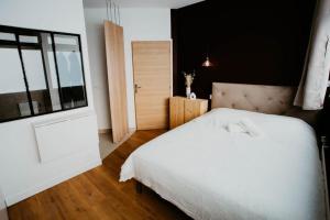 蒙特勒伊Sweet Love Room - Jacuzzi Privatif的卧室配有白色的床和窗户。