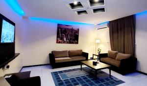 沙鲁拉Address Sharurah Hotel的带沙发和电视的客厅