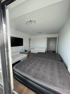 里瓦斯-巴西亚马德里德Apartamento cerca centro Madrid的一间卧室,卧室内配有一张大床