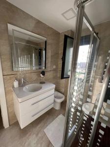 里瓦斯-巴西亚马德里德Apartamento cerca centro Madrid的一间带水槽、卫生间和镜子的浴室