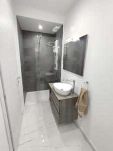 马尔萨斯卡拉Il-Girna的白色的浴室设有水槽和淋浴。