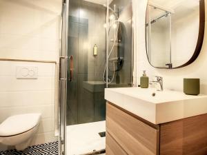 图卢兹Appartement Ancely tout neuf déco aéro - parking gratuit - Proche Blagnac的带淋浴、盥洗盆和卫生间的浴室