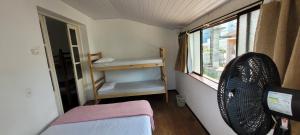 布卢梅瑙Hostel Rota do Vale的小房间设有床和窗户