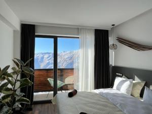 古多里Luxury hotel room with amazing views的山景卧室 - 带1张床