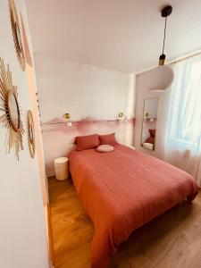 维姆勒Love Room LOsmose chambre Alchimie Bed and Breakfast Wimereux的一间卧室配有一张带橙色毯子的床