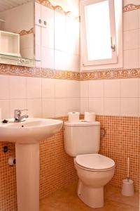 丰德萨卡拉方达棕榈酒店的一间带卫生间、水槽和镜子的浴室