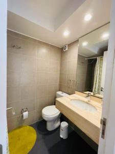 维纳德马Depto en Viña的浴室设有卫生间和带镜子的盥洗盆