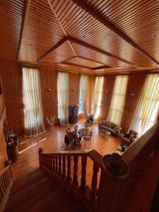 JvariGuest house Enguri的大型客厅设有木制天花板和窗户