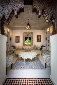 马拉喀什Riad les remparts de la kasbah的客厅,中间配有桌子