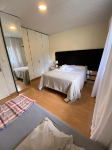 塞尔苏拉穆斯州长镇Casa conchas das Caravelas的一间卧室设有两张床和大镜子