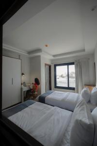 开罗Royal Inn Residence New Cairo的酒店客房设有两张床和窗户。