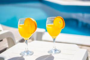阿尔布费拉Villa Bermudas by Algarve Vacation的桌子上放两杯橙汁