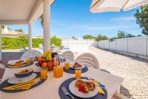 阿尔布费拉Villa Bermudas by Algarve Vacation的露台上的餐桌上放着食物
