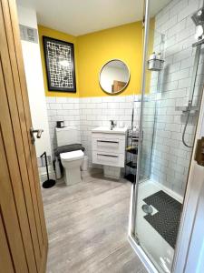 克罗默Driftwood Studio的带淋浴、卫生间和盥洗盆的浴室