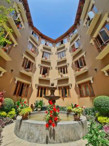 利马安提瓜米拉弗洛雷斯酒店的庭院中一座带喷泉的建筑