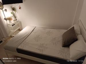 兹奇隆亚科夫my holiday apartment的小型客房内的一张床位。