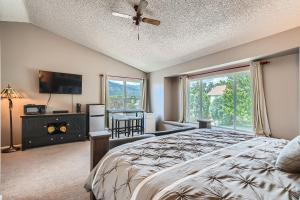 科罗拉多斯普林斯A Colorado Room With a View - King的一间卧室设有一张床和一个大窗户