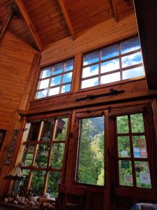 马拉卡韦罗卡萨弗尔德生态旅馆的小木屋内带大窗户的客房