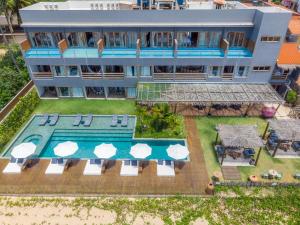 马拉戈日Villa Pantai Boutique Hotel Maragogi的享有带游泳池的建筑的空中景致