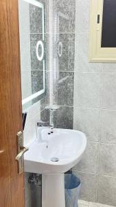艾卜哈فيو إن للشقق الفندقية - المحالة的浴室配有白色水槽和淋浴。