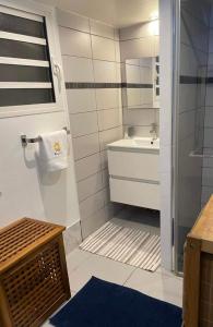 圣勒OSun Bungalow的一间带水槽和淋浴的小浴室