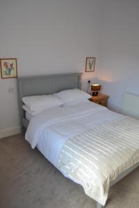 Entire 3 bedroom house near Caerphilly station客房内的一张或多张床位