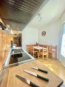 卡瓦莱塞Tina's House - Alpine Stay Apartments的厨房配有带刀具的桌子