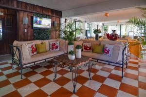 孔斯坦萨Hotel Rancho Constanza & Cabañas de la Montaña的客厅配有两张沙发和一张桌子