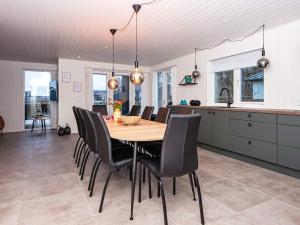 哈泽斯莱乌Holiday home Haderslev XLVII的厨房以及带木桌和椅子的用餐室。