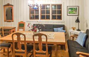 FyresdalAwesome Home In Fyresdal With Kitchen的客厅配有木桌和椅子