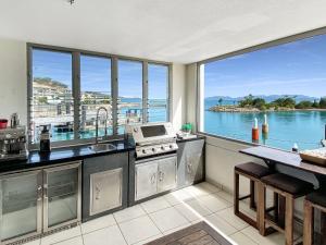 耐莉湾蓝上蓝高级一室公寓1271度假屋的水景厨房