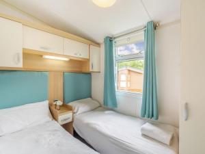 SwarlandApple Tree Lodge的小型客房 - 带2张床和窗户