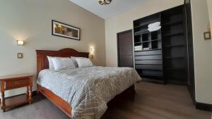 门多萨Quinta Manuela的一间卧室配有一张大床和一个梳妆台