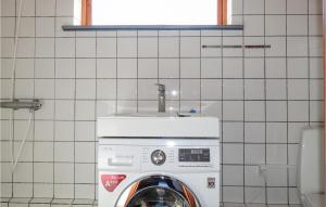 海斯勒Awesome Apartment In Hasle With Wifi的一间带盥洗盆的浴室内的洗衣机