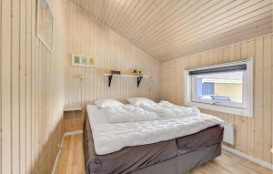 奥特鲁普Awesome Home In Otterup With Kitchen的一间带床的卧室,位于带窗户的房间内