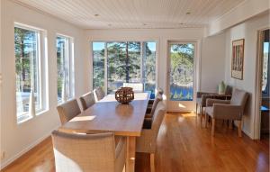 里瑟尔Awesome Home In Risr With House Sea View的一间带桌椅和窗户的用餐室