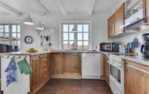 TranekærGorgeous Home In Tranekr With Wifi的厨房配有木制橱柜和白色家电
