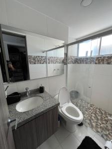 布卡拉曼加Apartamento privado con vista en el centro de B/ga的一间带卫生间、水槽和镜子的浴室