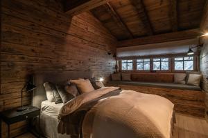 凯撒山麓舍福Luxury old wood mountain chalet in a sunny secluded location with gym, sauna & whirlpool的小木屋内一间卧室,配有一张床