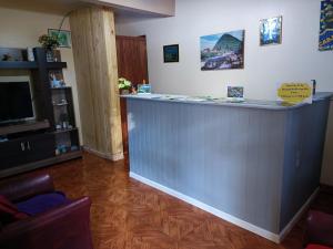 伊瓜苏港Hostel el Amanecer的一间配有电视的客房内的蓝色柜台