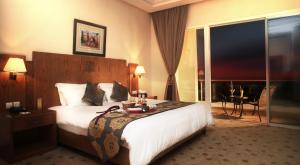 丹吉尔里亚德摩加多尔海景大酒店及水疗中心的酒店客房设有一张床和一个大窗户