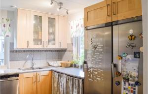 格内斯塔Stunning Home In Gnesta With Wifi的厨房配有不锈钢冰箱