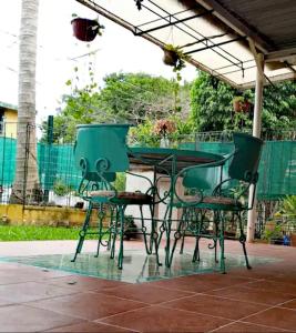 坎昆Mi Otoch en Cancun jardín terraza asador的凉棚下的户外桌椅