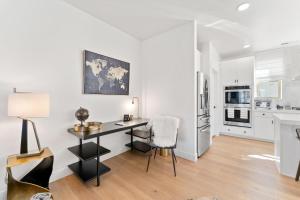 帕克城Modern Upscale Townhouse in Park City的白色的公寓配有书桌和厨房